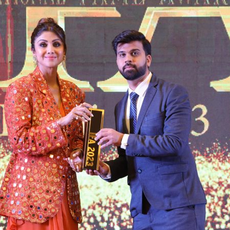 receiving award for best digital marketing institute from shilpa shetty